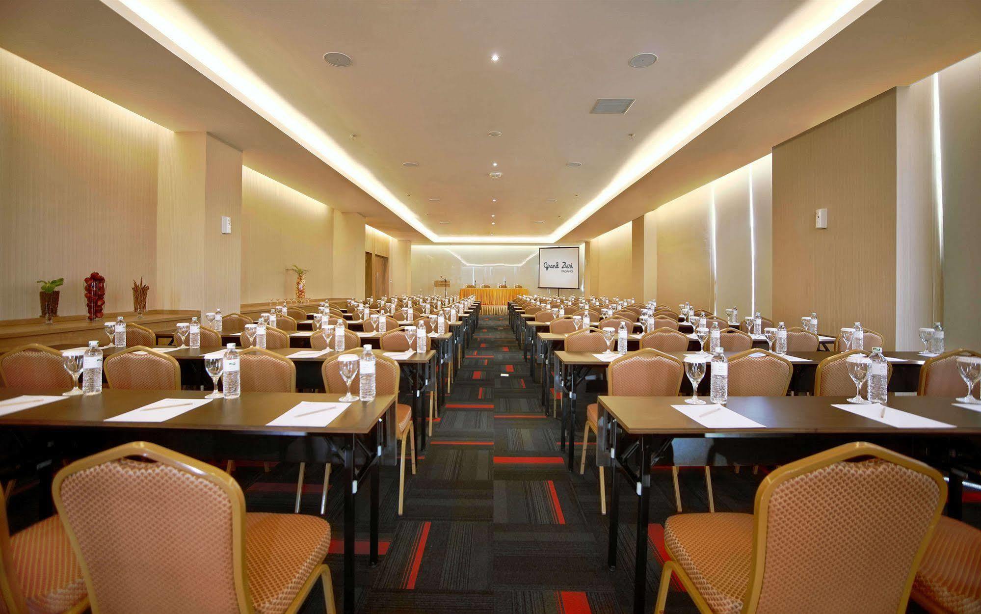 Отель The Zhm Premiere Padang Экстерьер фото